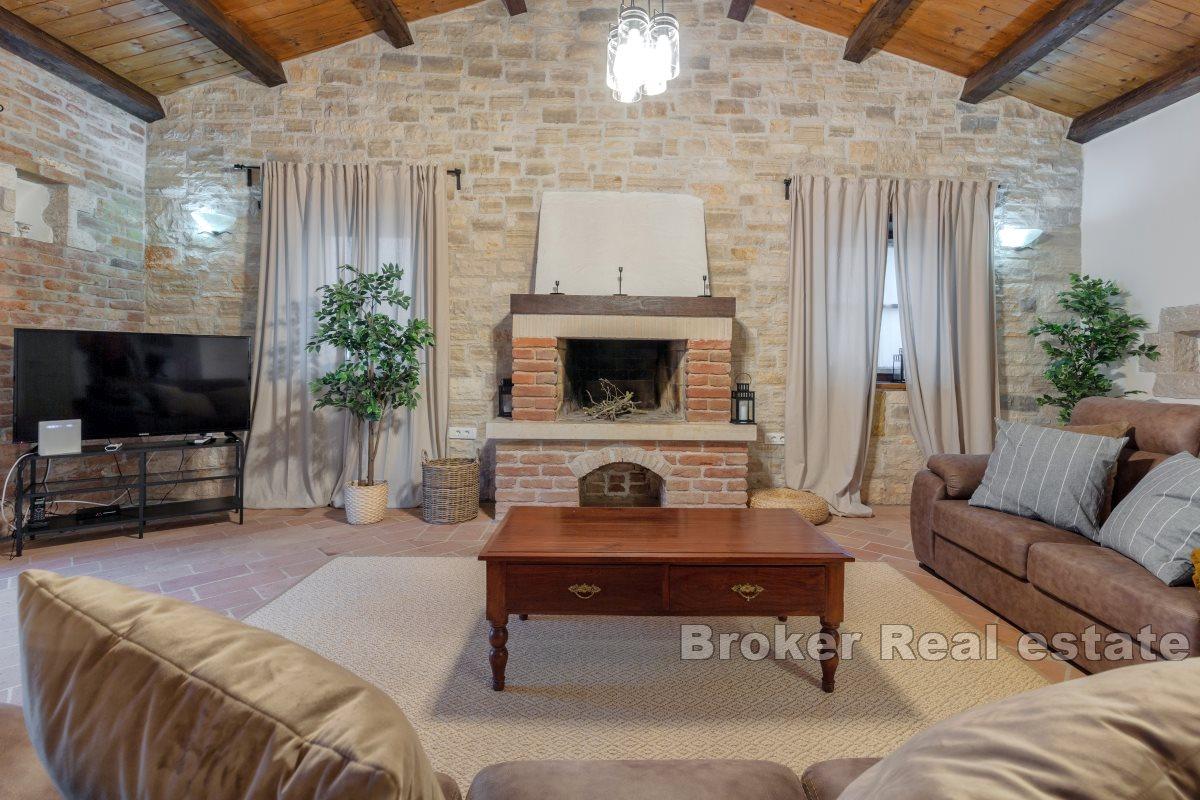 Autohtona kamena kuća s bazenom