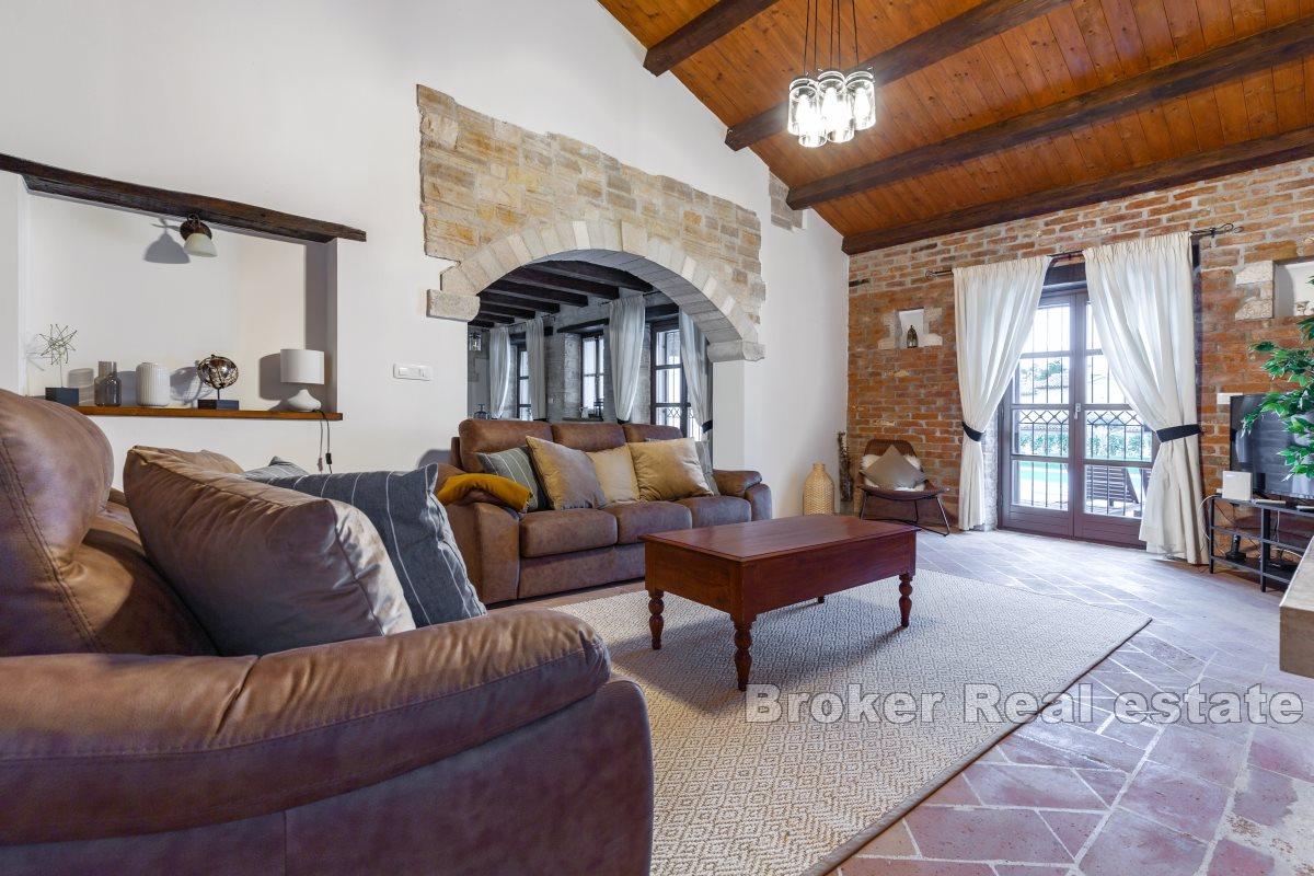 Autohtona kamena kuća s bazenom