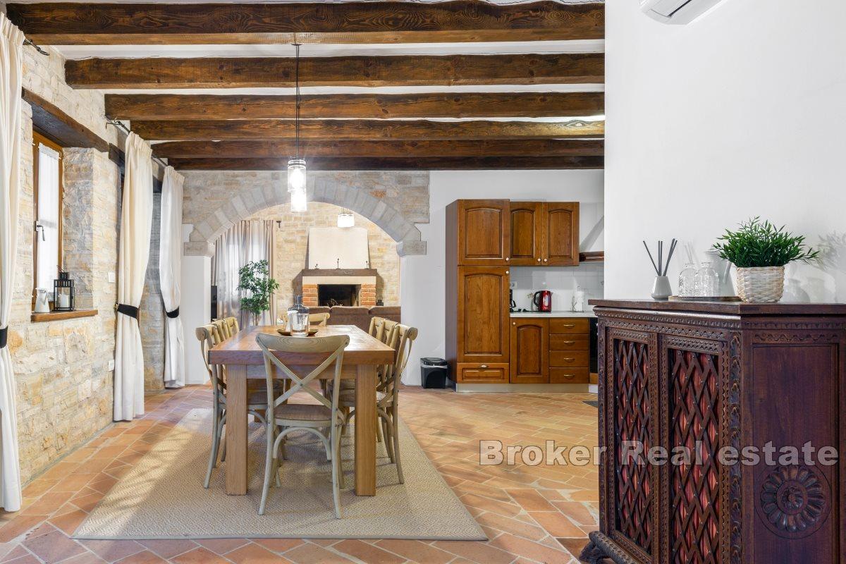 Autohtona kamena kuća s bazenom