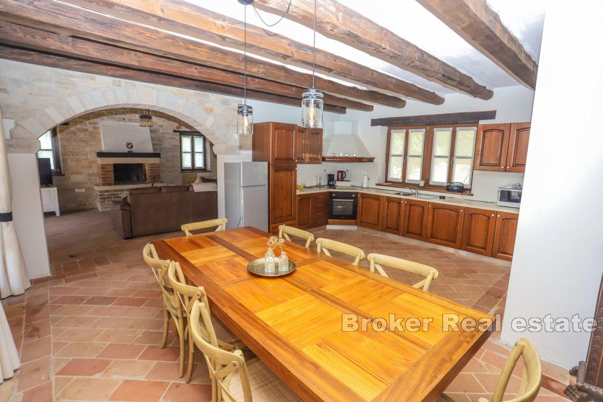 Autohtona kamena kuća s bazenom