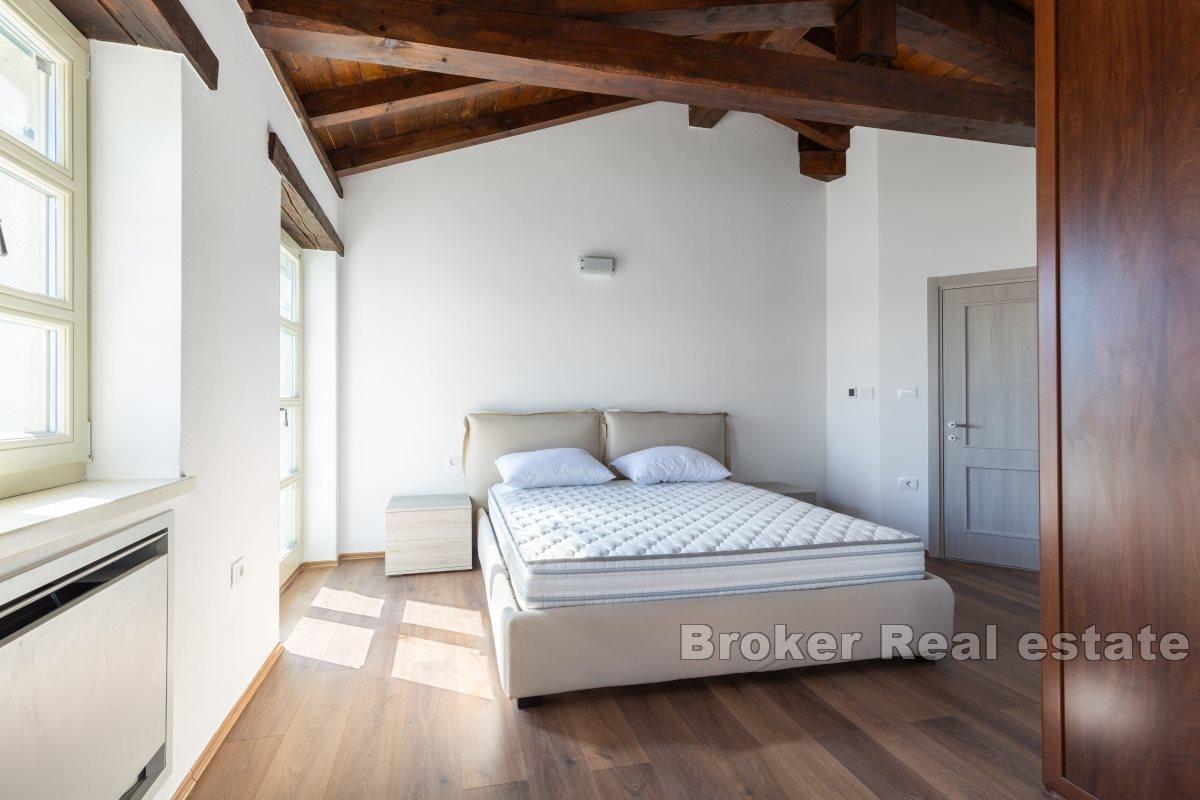 Uroczy kamienny dom z basenem