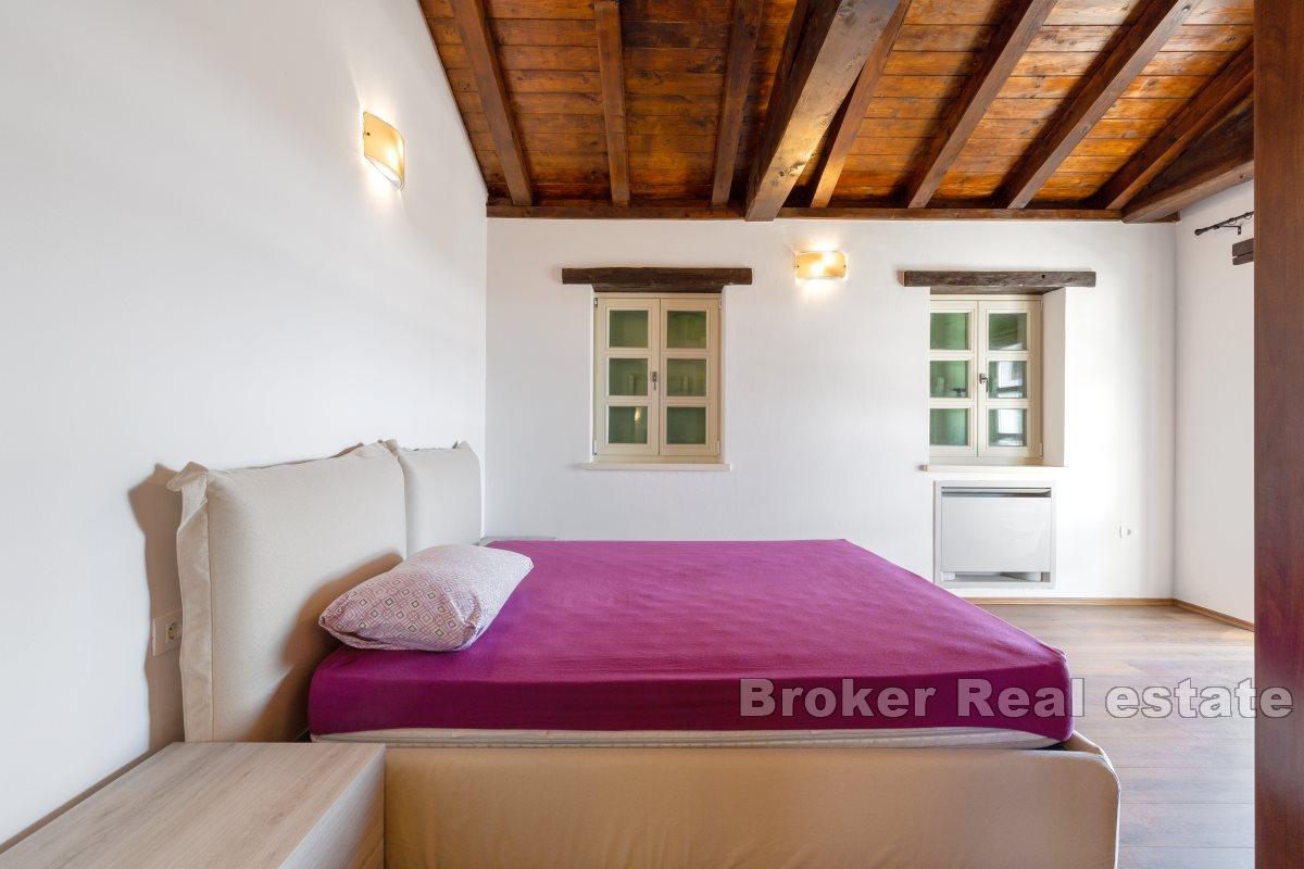 Uroczy kamienny dom z basenem