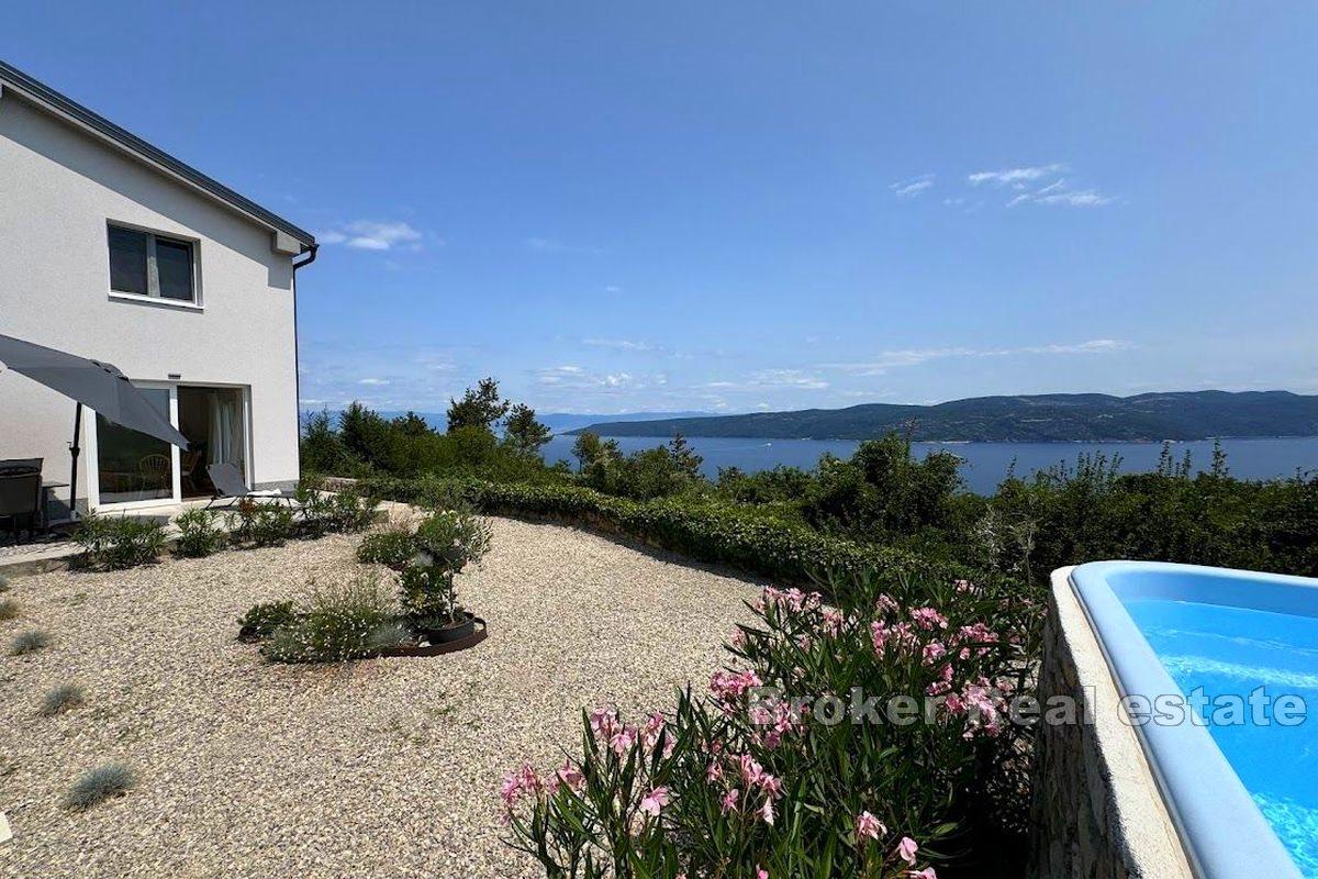 Freistehendes Haus mit Panoramablick auf das Meer