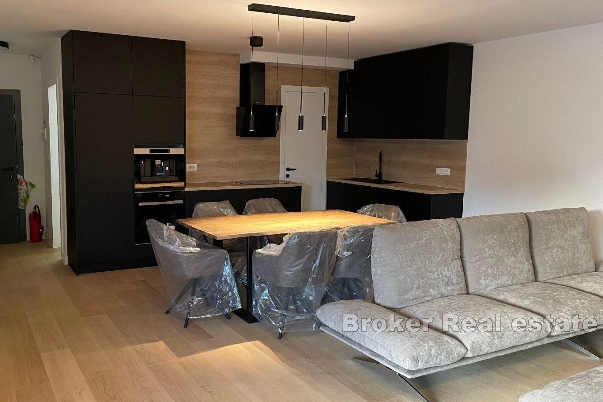 Appartement de deux pièces dans un immeuble neuf avec vue mer