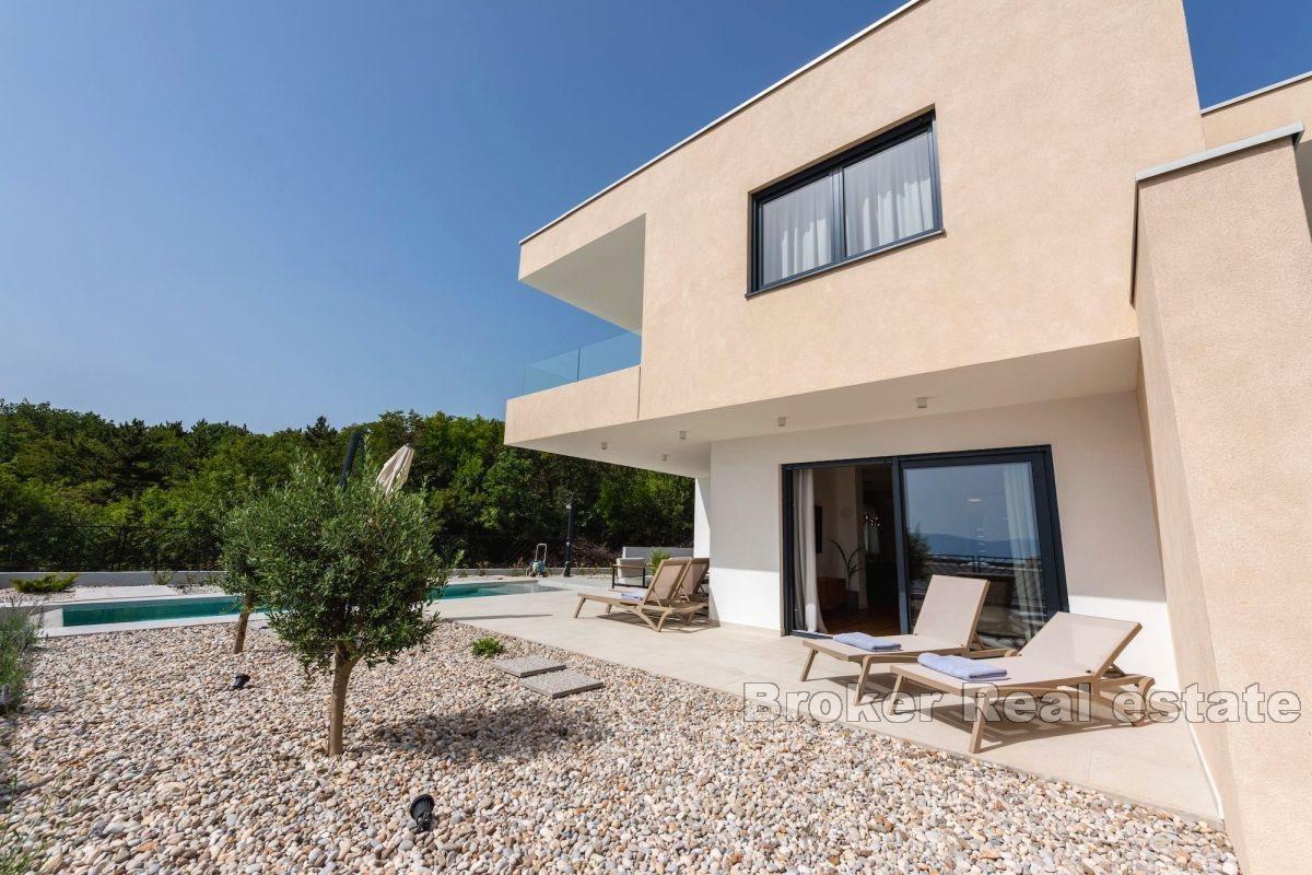 Semi-detached villa with sea view and private pool