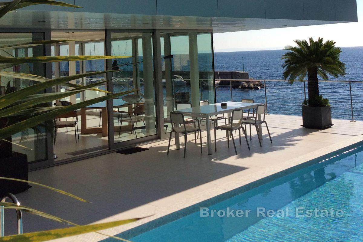 Designerska willa w pierwszym rzędzie do morza