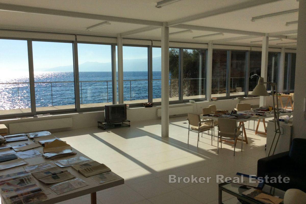 Designerska willa w pierwszym rzędzie do morza