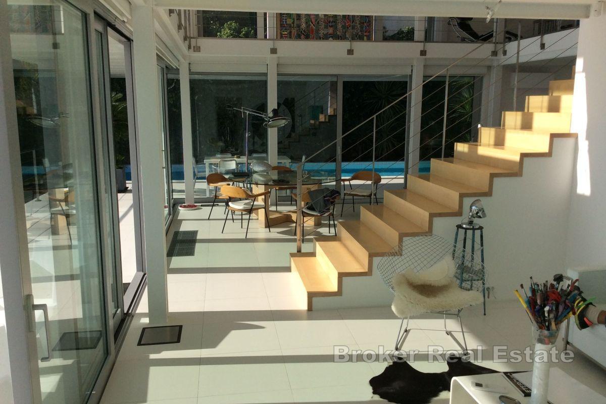 Designervilla i første rad mot sjøen