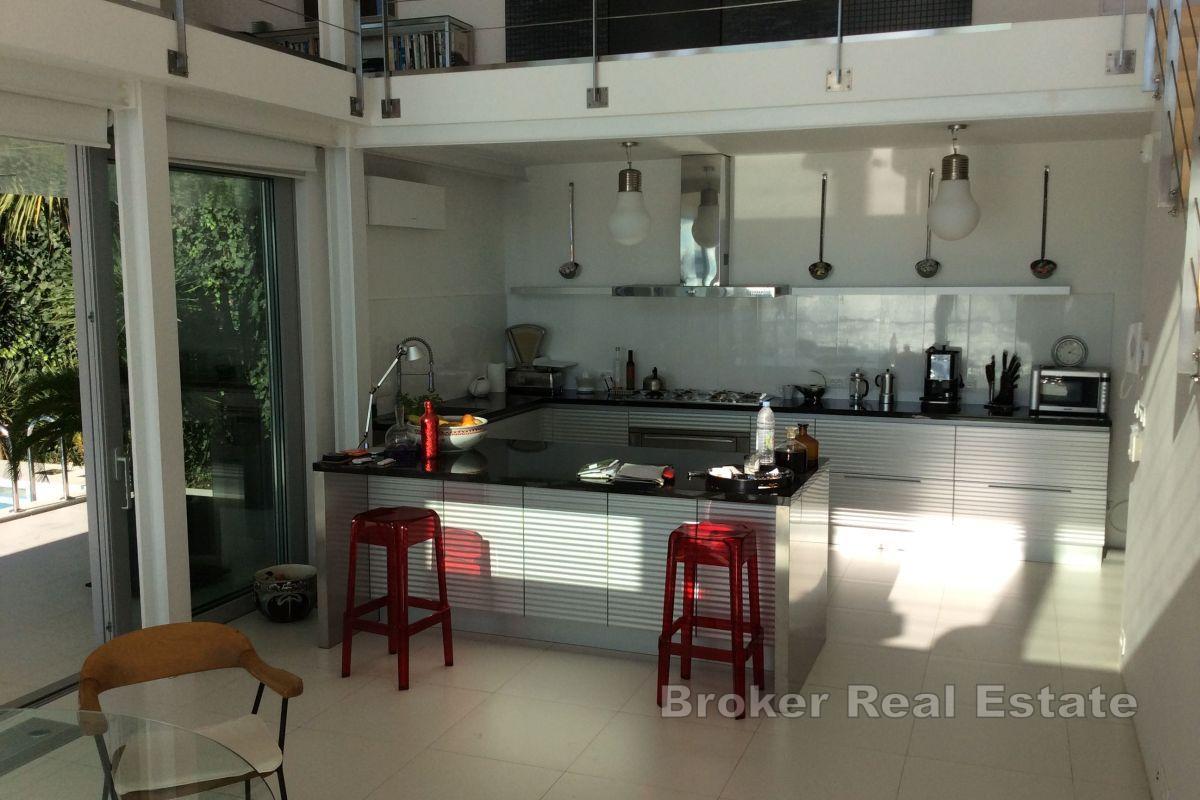 Designervilla i første rad mot sjøen