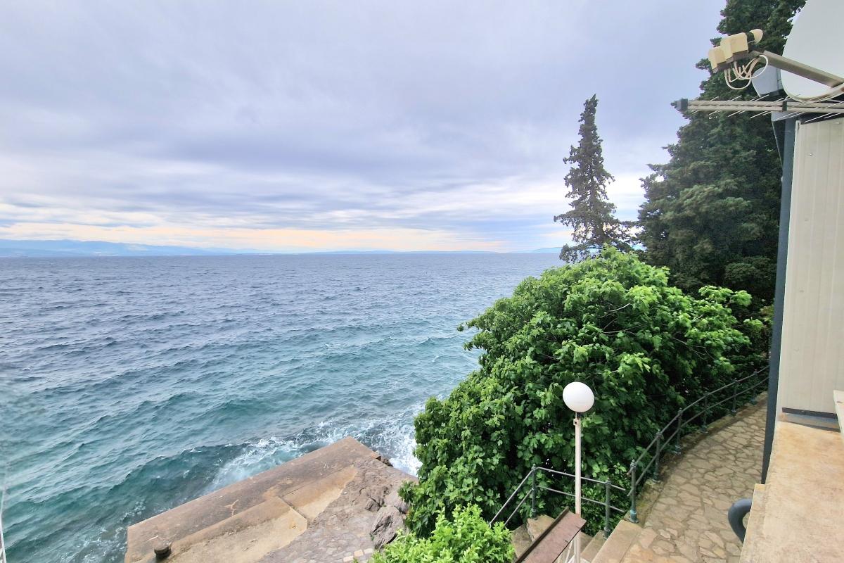 001-1024-21-Opatija-Apartment-in-the-first-row-to-the-sea-for-sale