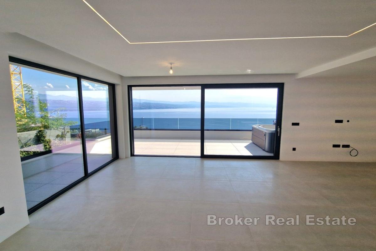 Luxuriöses Apartment mit drei Schlafzimmern und Panoramablick auf das Meer