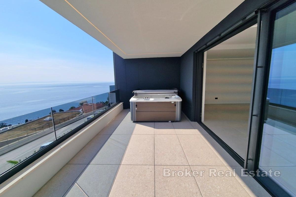 Luxuriöses Apartment mit drei Schlafzimmern und Panoramablick auf das Meer