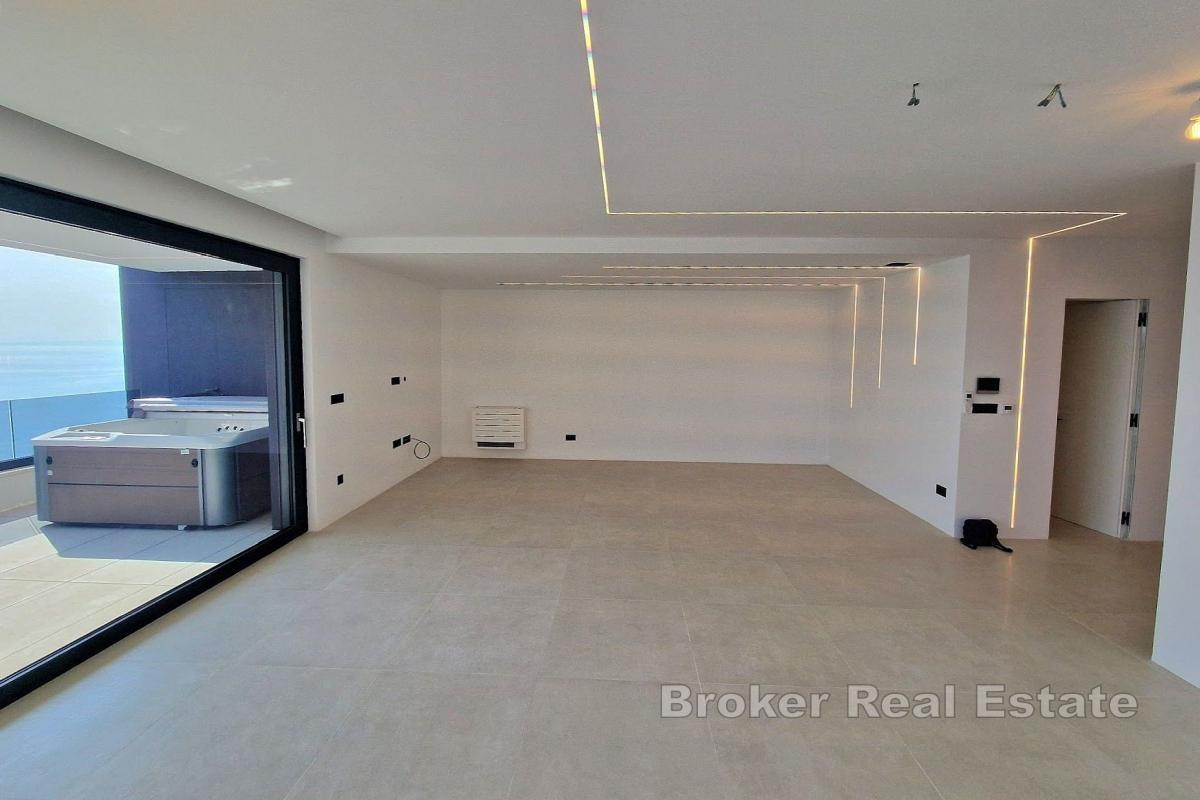 Luxuriöses Apartment mit drei Schlafzimmern und Panoramablick auf das Meer