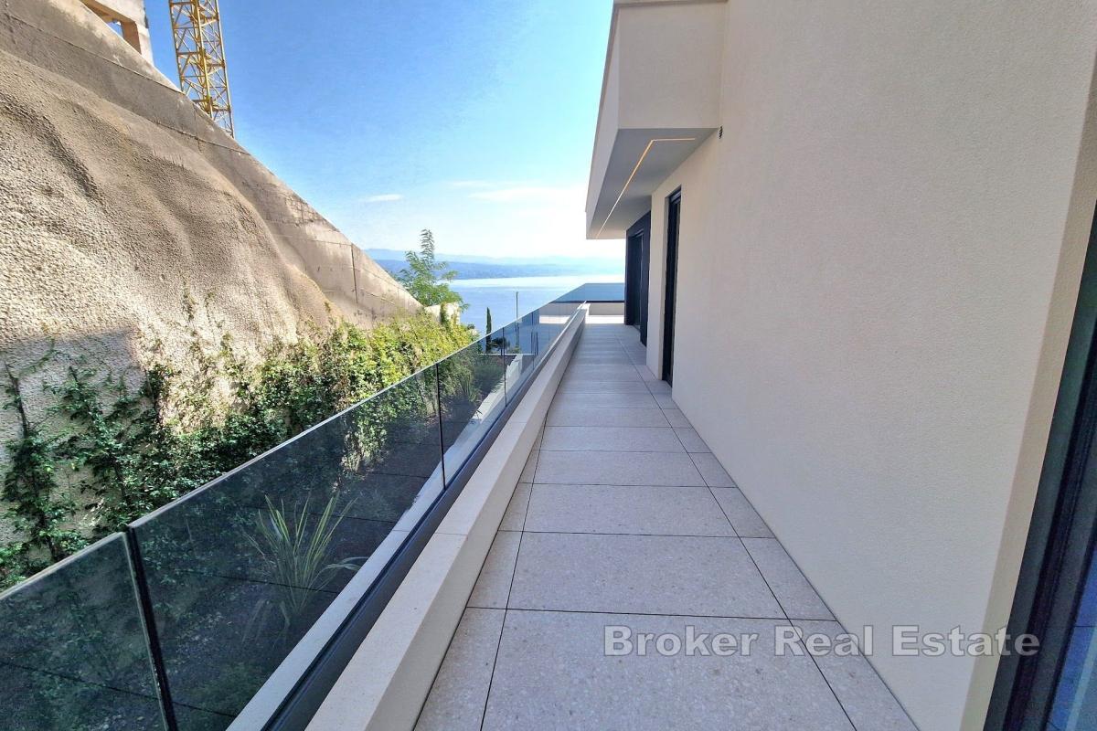 Luxuriöses Apartment mit drei Schlafzimmern und Panoramablick auf das Meer