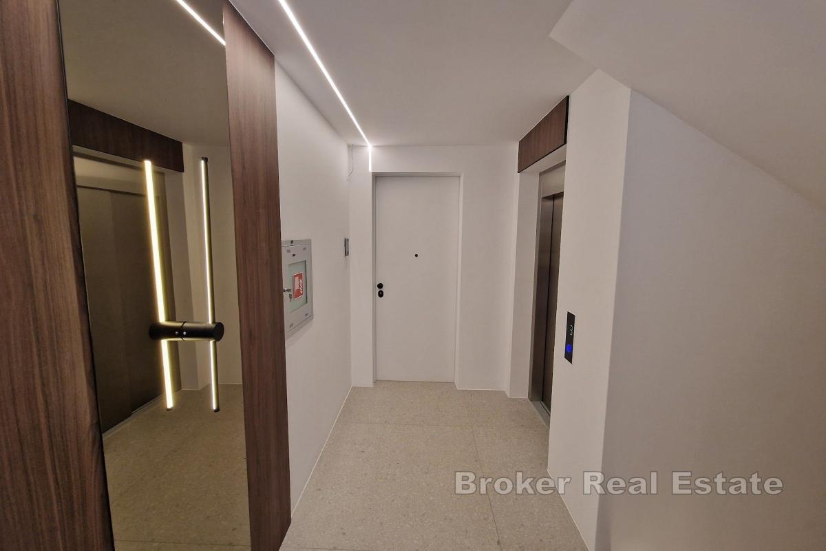 Luxuriöses Apartment mit drei Schlafzimmern und Panoramablick auf das Meer