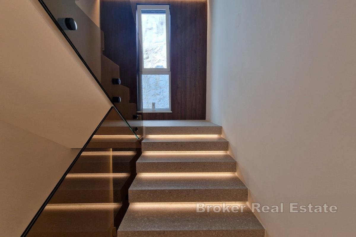 Luxuriöses Apartment mit drei Schlafzimmern und Panoramablick auf das Meer