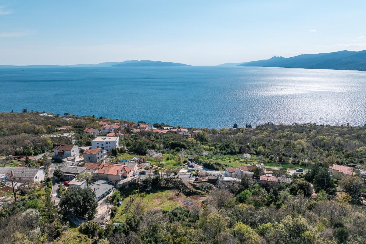 Byggnadsmark med havsutsikt