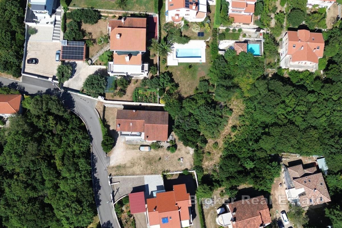 Byggnadsmark nära havet