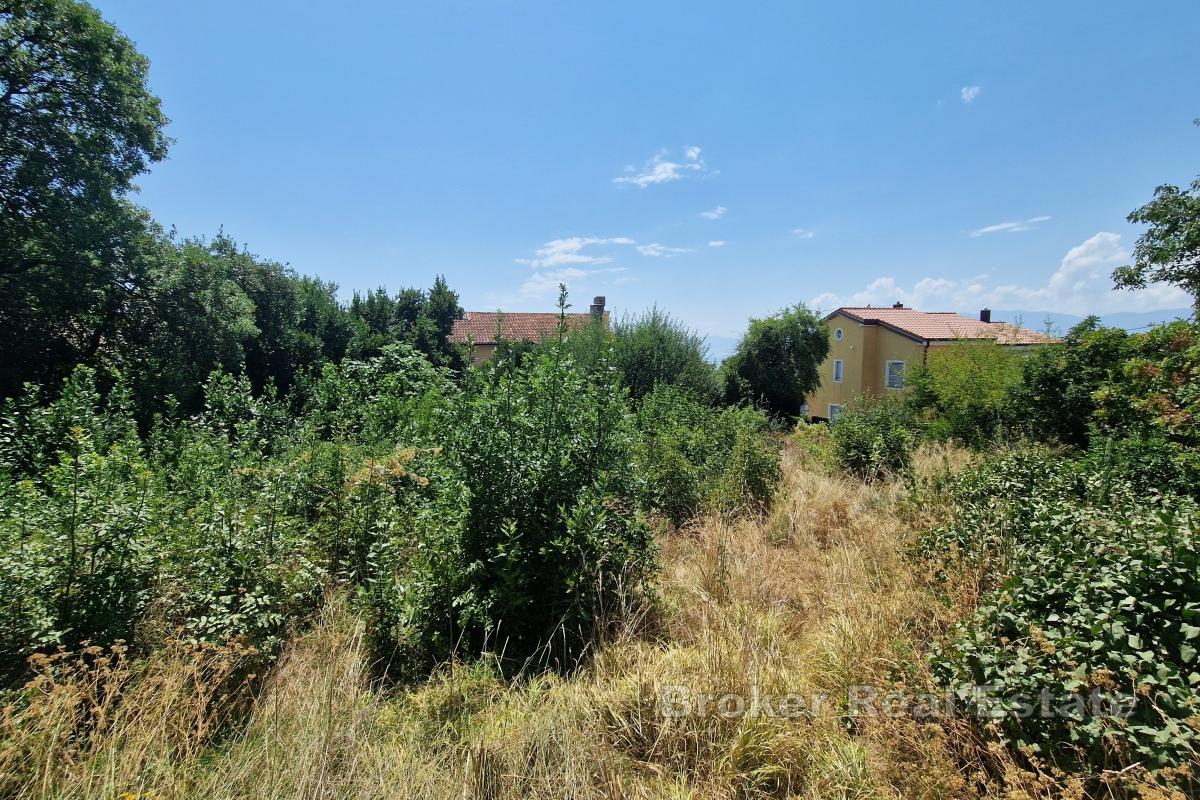 Byggnadsmark nära havet