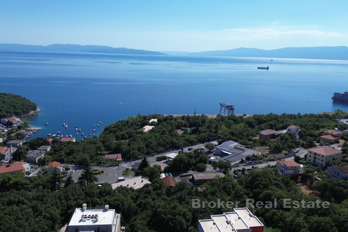 Byggnadsmark nära havet