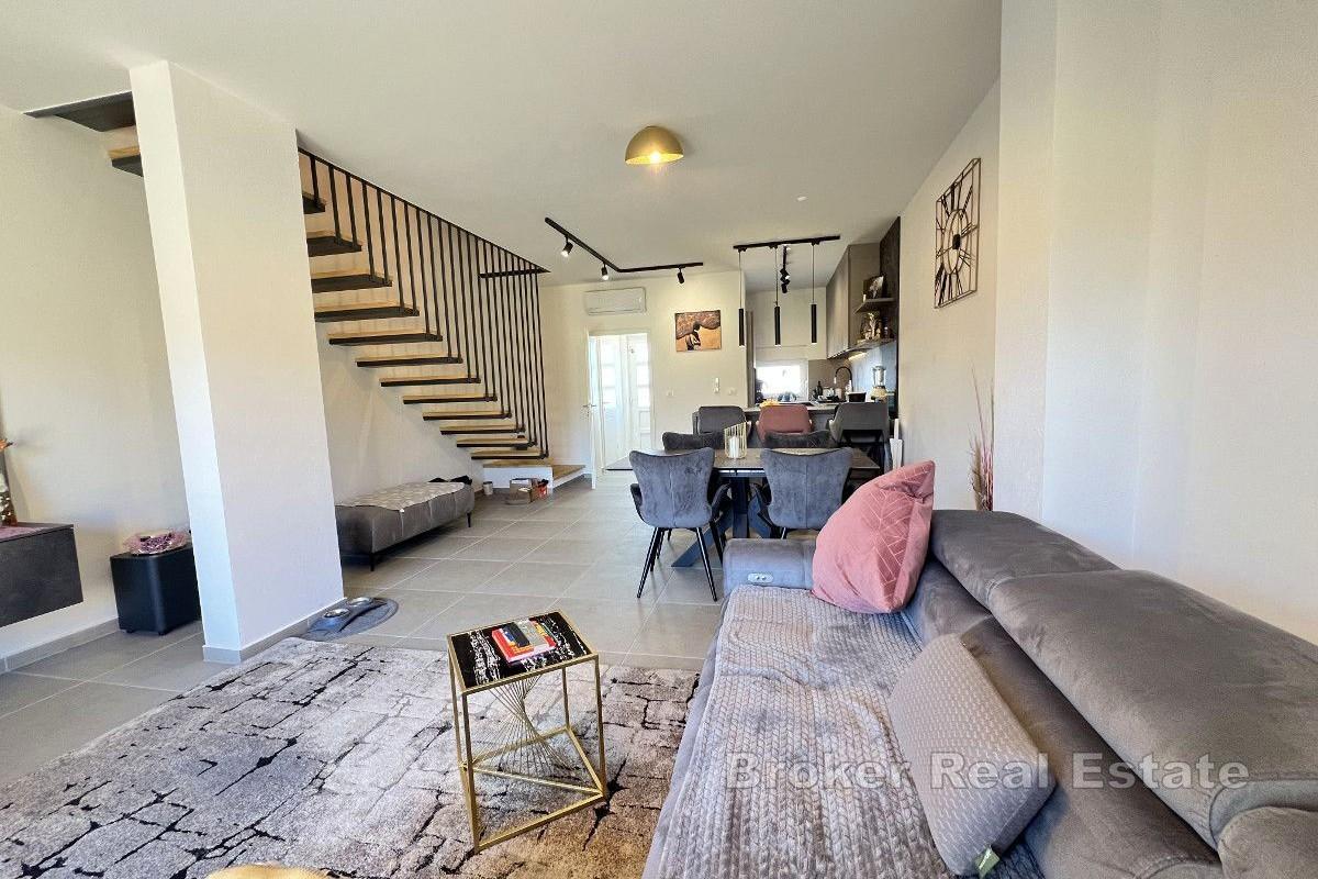 Modernt hus i tre våningar