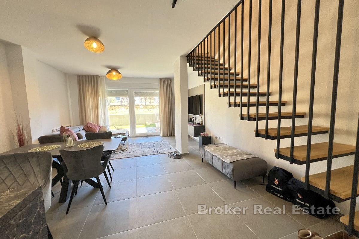 Moderne hus i tre etasjer