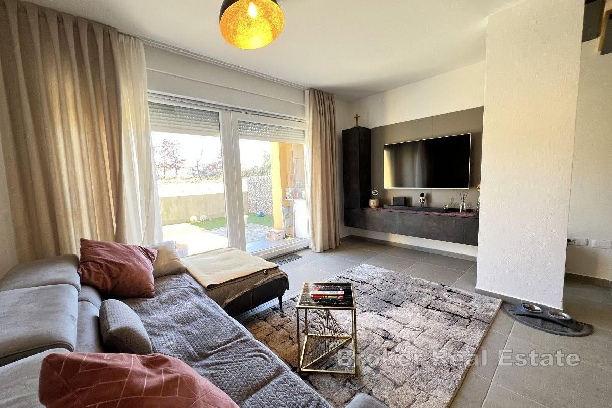 Moderne hus i tre etasjer