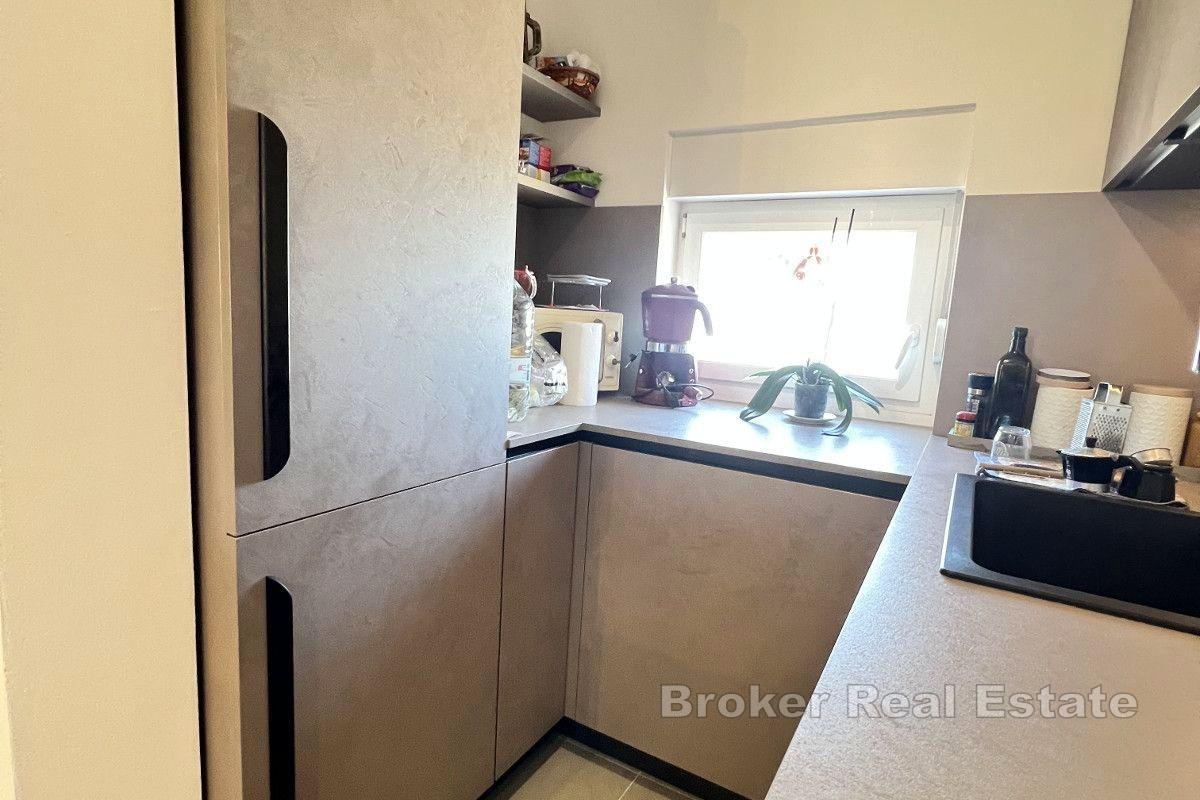 Modernt hus i tre våningar