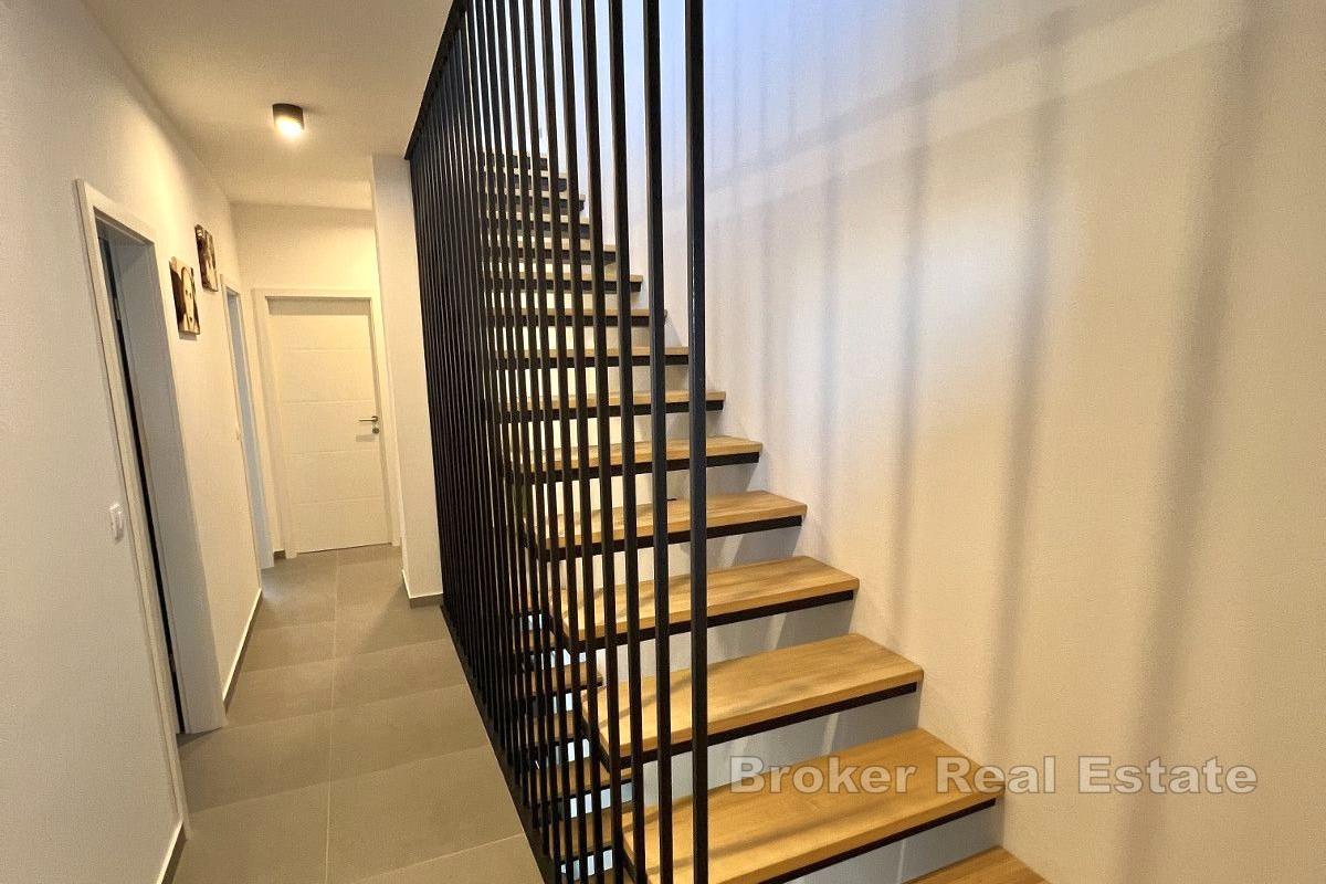 Modernt hus i tre våningar