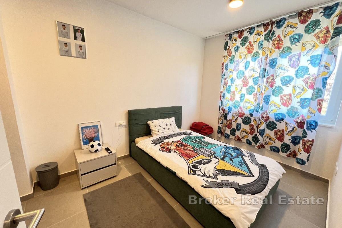 Moderne hus i tre etasjer