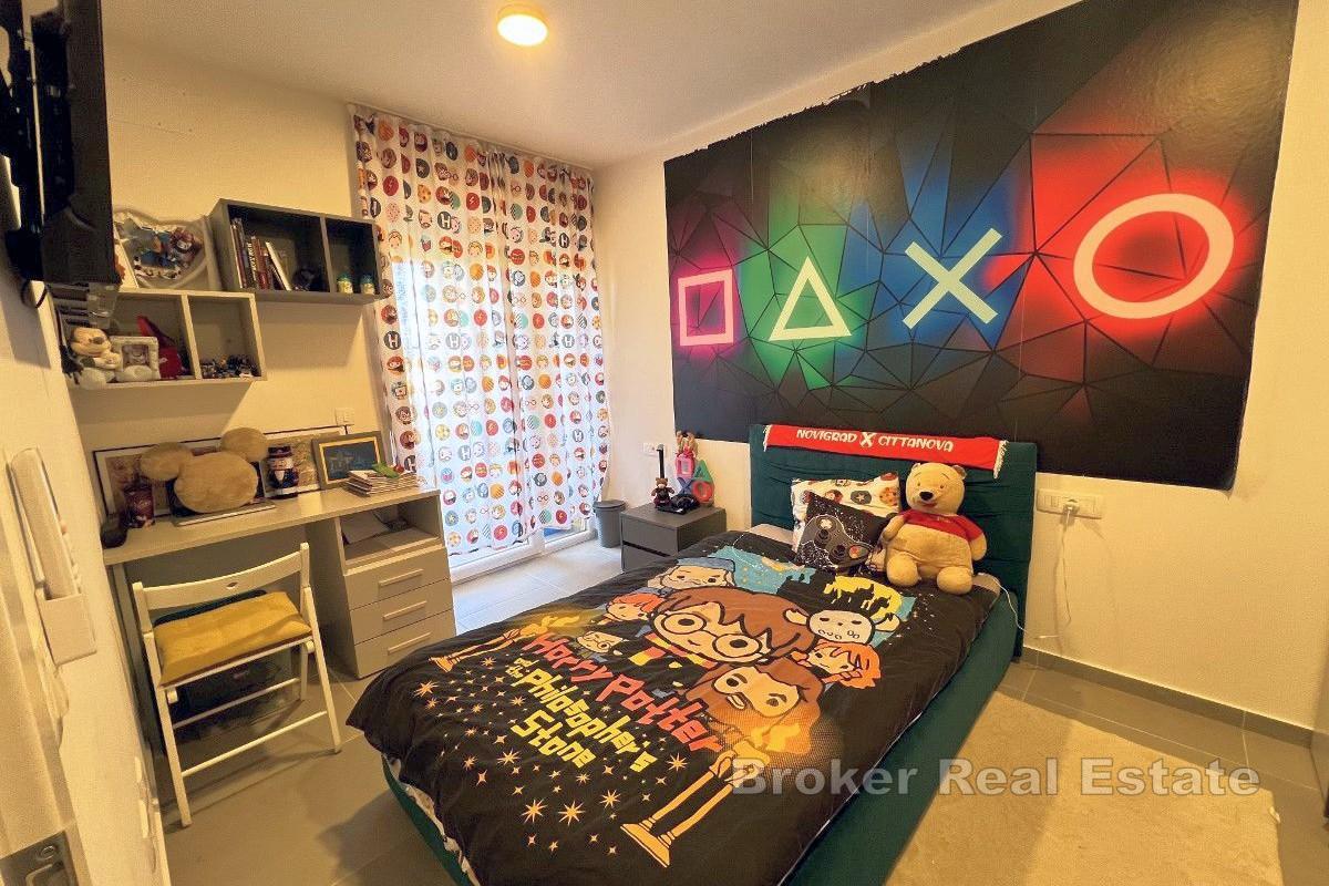 Modernt hus i tre våningar