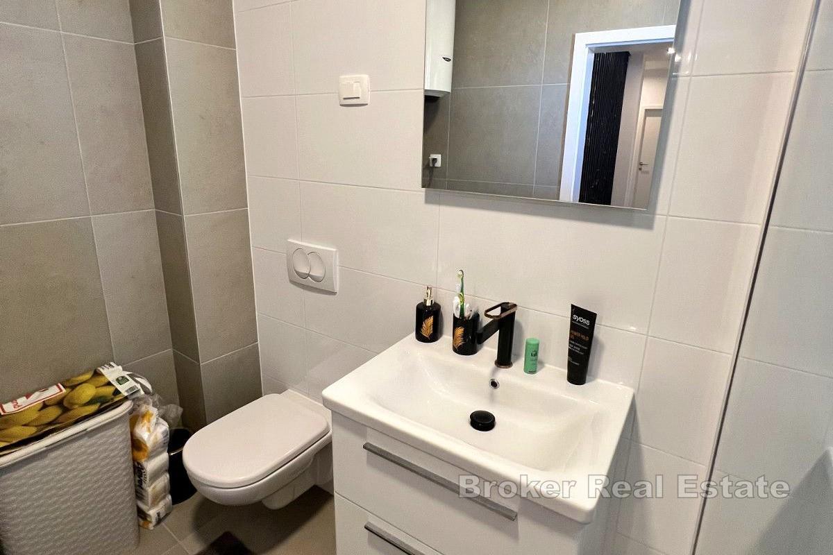 Modernt hus i tre våningar