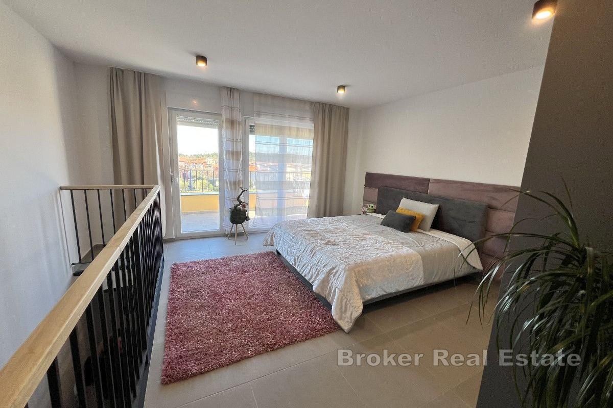 Modernt hus i tre våningar