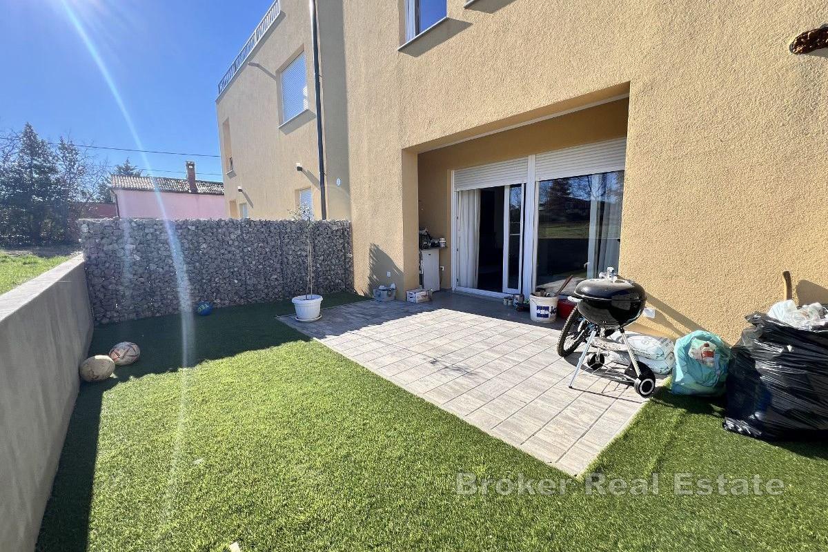 Modernt hus i tre våningar