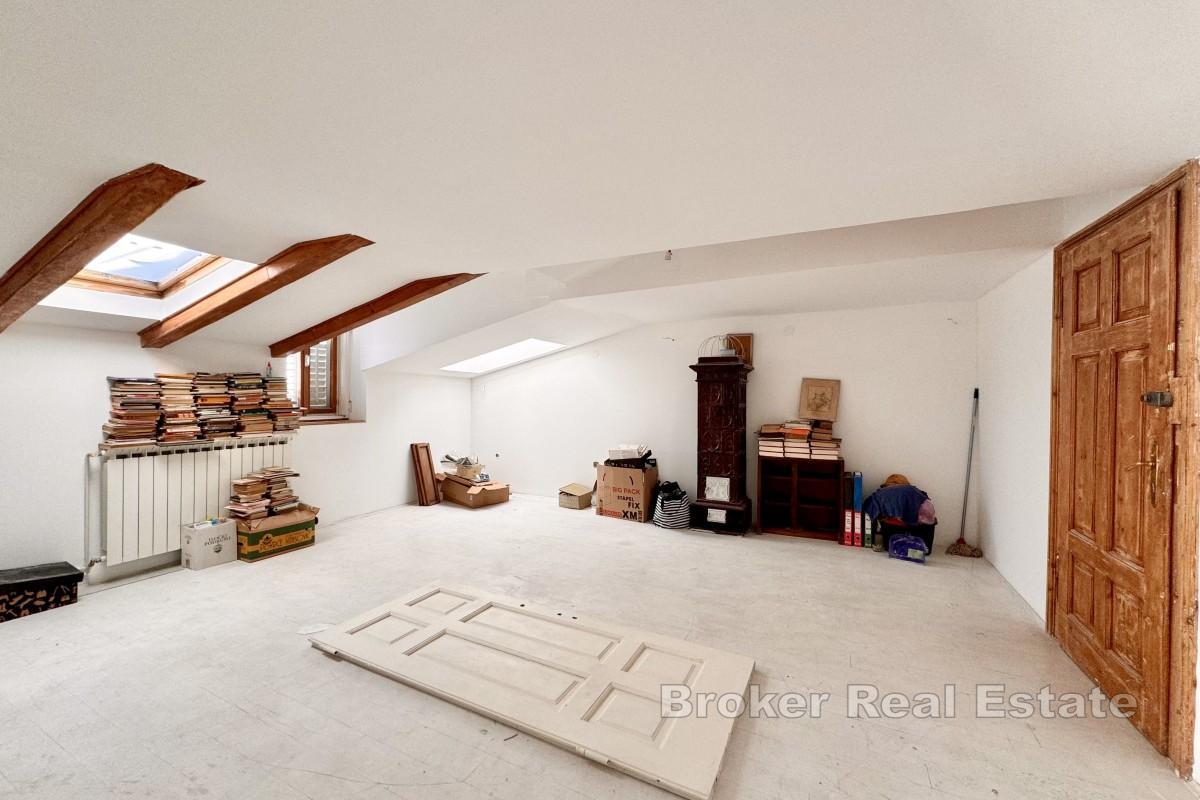 Romslig leilighet med separat studioleilighet nær Lungomare