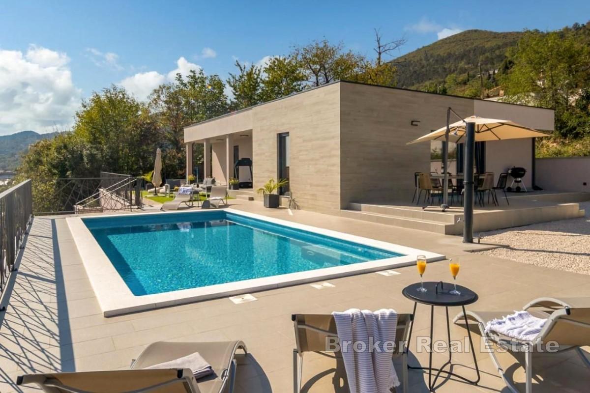 Elegant villa med pool och havsutsikt