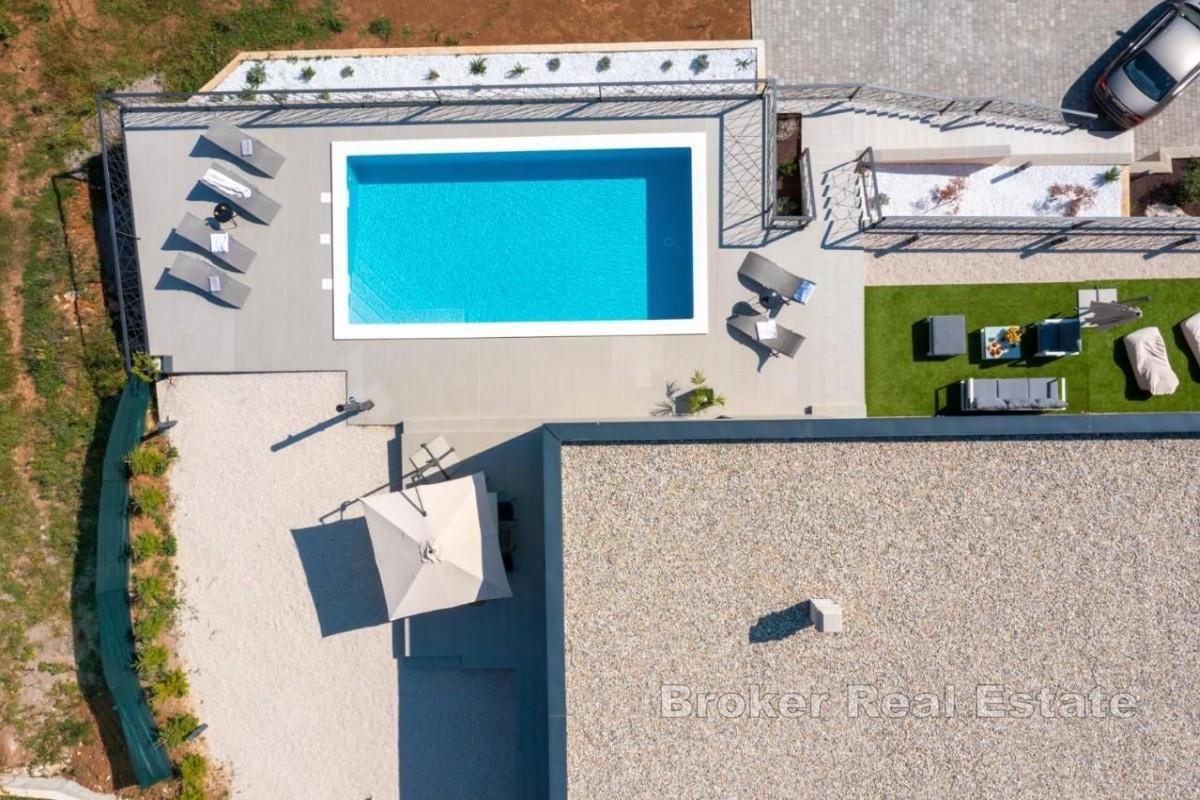 Elegant villa med pool och havsutsikt