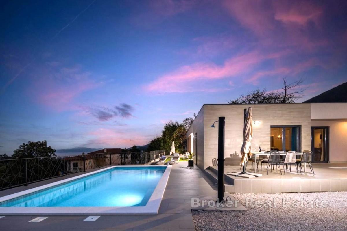 Elegant villa med pool och havsutsikt