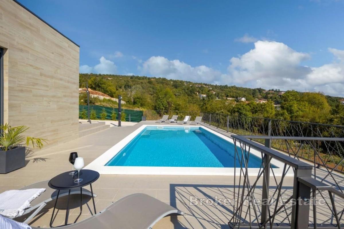 Elegant villa med pool och havsutsikt