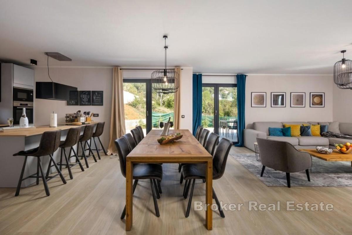 Elegant villa med pool och havsutsikt