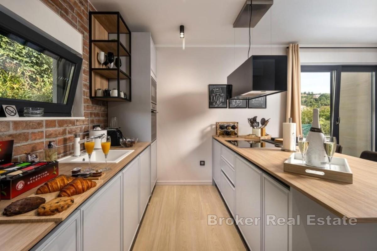 Elegantna vila s bazenom i pogledom na more