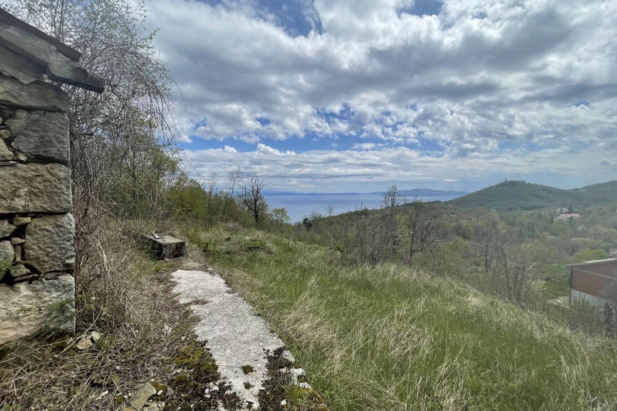 Velký pozemek se stavebním pozemkem a výhledem na moře