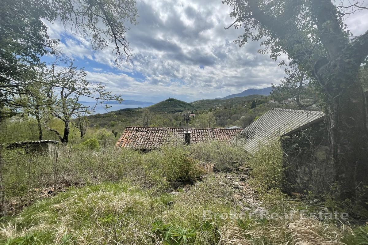 Velký pozemek se stavebním pozemkem a výhledem na moře