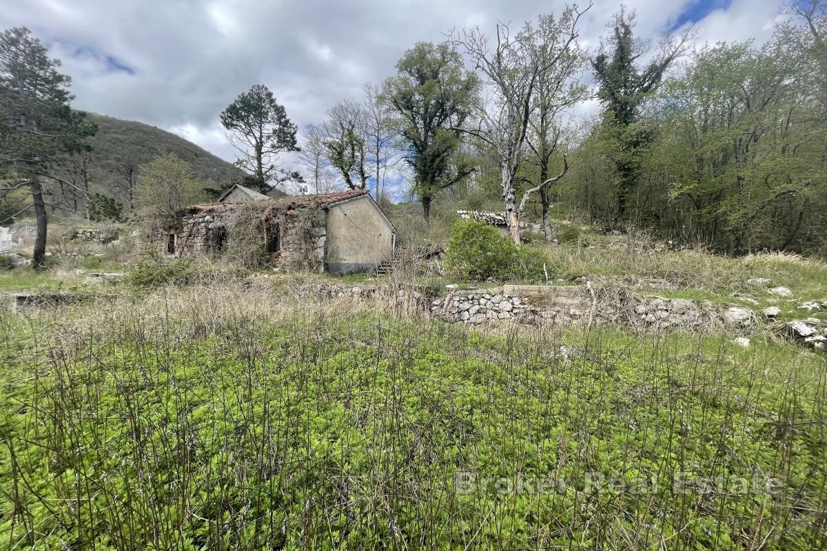 Velký pozemek se stavebním pozemkem a výhledem na moře