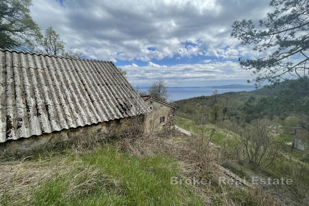 Velký pozemek se stavebním pozemkem a výhledem na moře