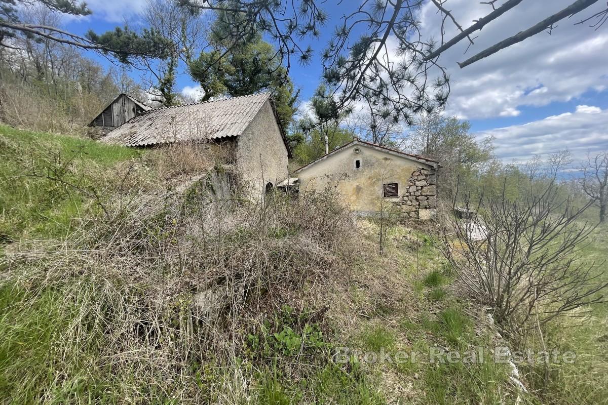 Velký pozemek se stavebním pozemkem a výhledem na moře