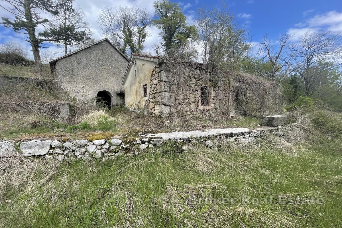 Velký pozemek se stavebním pozemkem a výhledem na moře