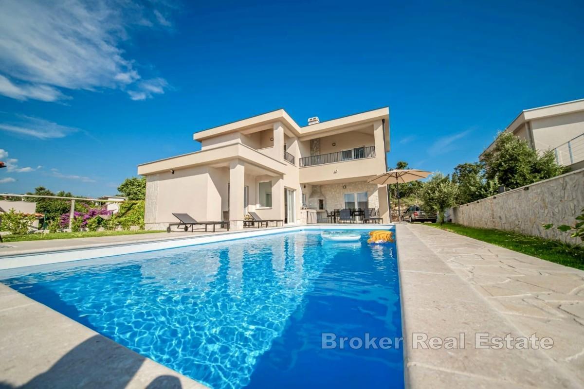 Casa moderna con piscina vicino al mare