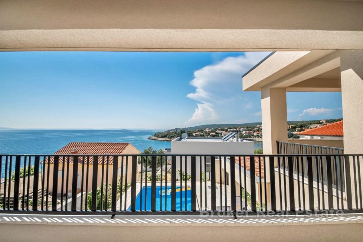 Casa moderna con piscina vicino al mare