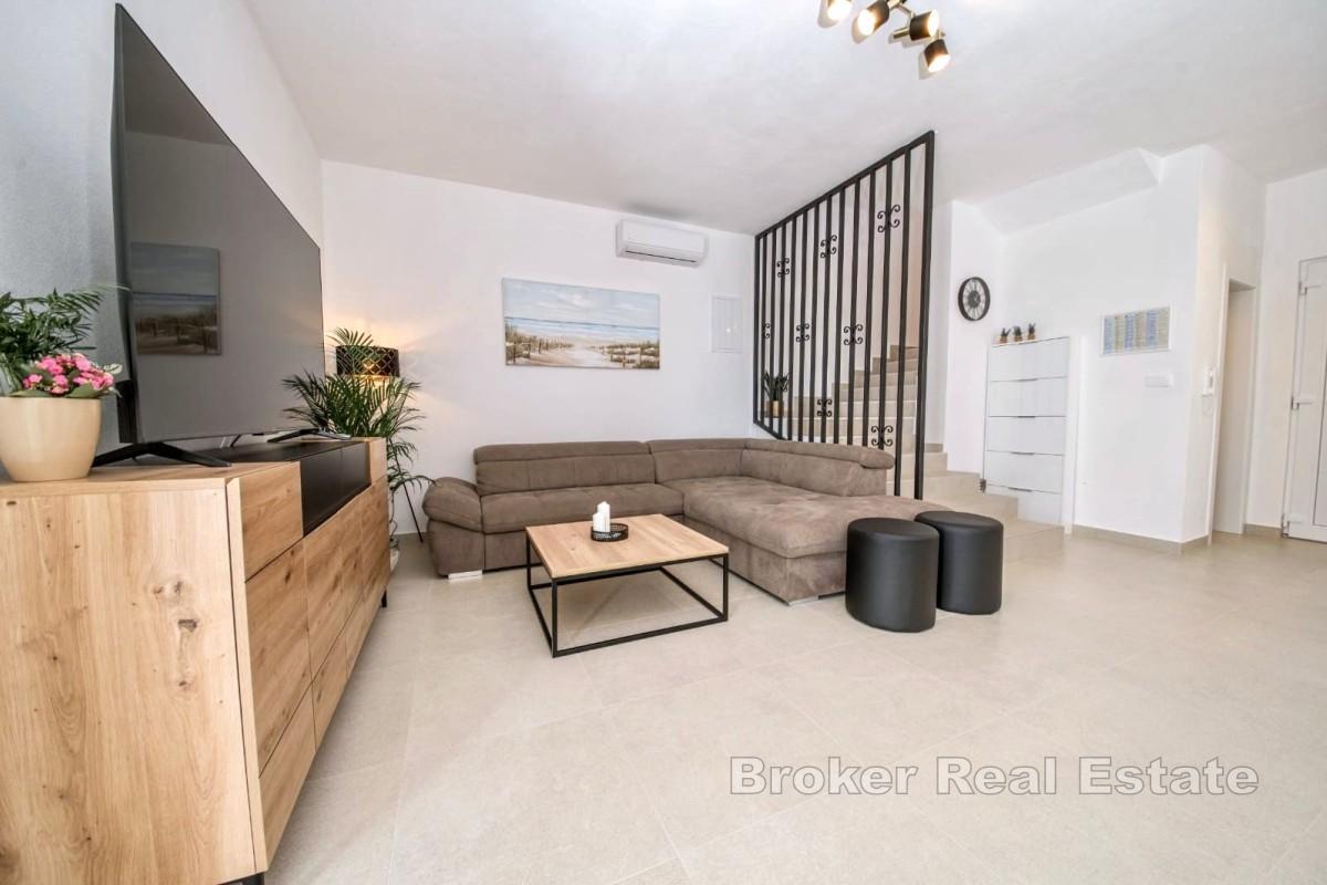 Casa moderna con piscina vicino al mare